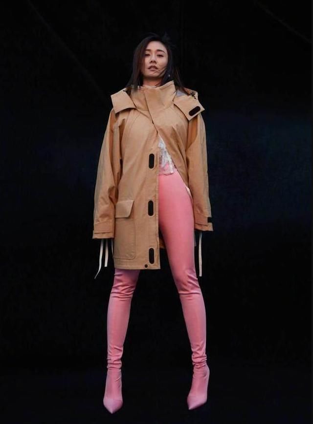 刘芸穿2万袜靴被孙菲菲秒成渣，网友:超级模特腿不是你可以比的