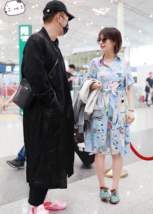 背带裤粉帽子的吴昕满满少女感，就是这双腿太出戏了