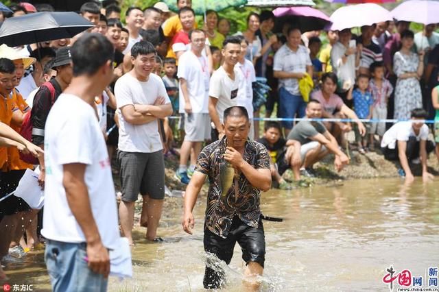 贵州仁怀：游客参加水中抓鱼比赛消暑纳凉