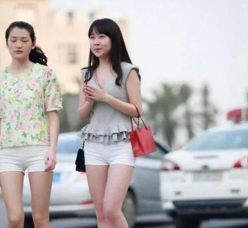 小姐姐■街拍:面带笑容的美女,一件黑色外套配黑色长裤,时尚清爽活力范