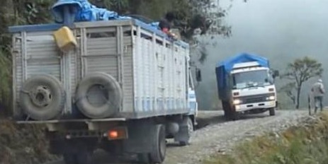 世界上有一条危险的公路，平均每年有300人丧命，旁边就是悬崖