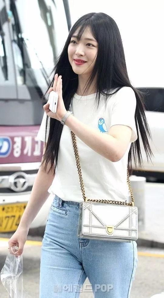 崔雪莉胖了多少斤?脸圆腿粗不说，穿裙子都看不到腰了!