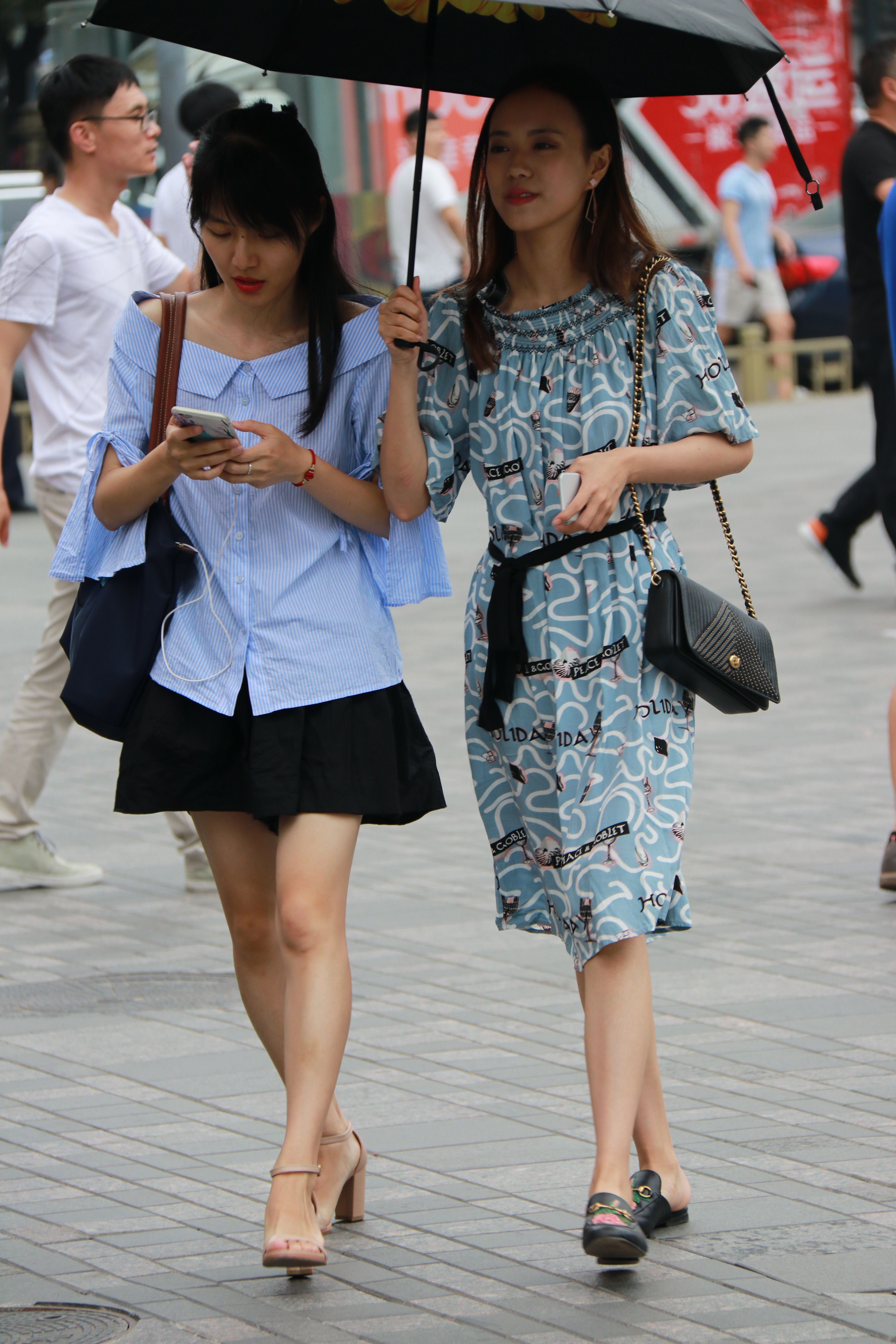 街拍北京，街头好看的美女穿搭风格多种多样，你最喜欢哪一种?