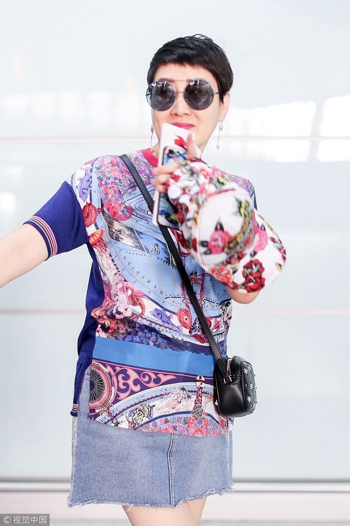 56岁“花少二姐”张凯丽穿短裙露美腿打扮时髦  超短发利落戴墨镜