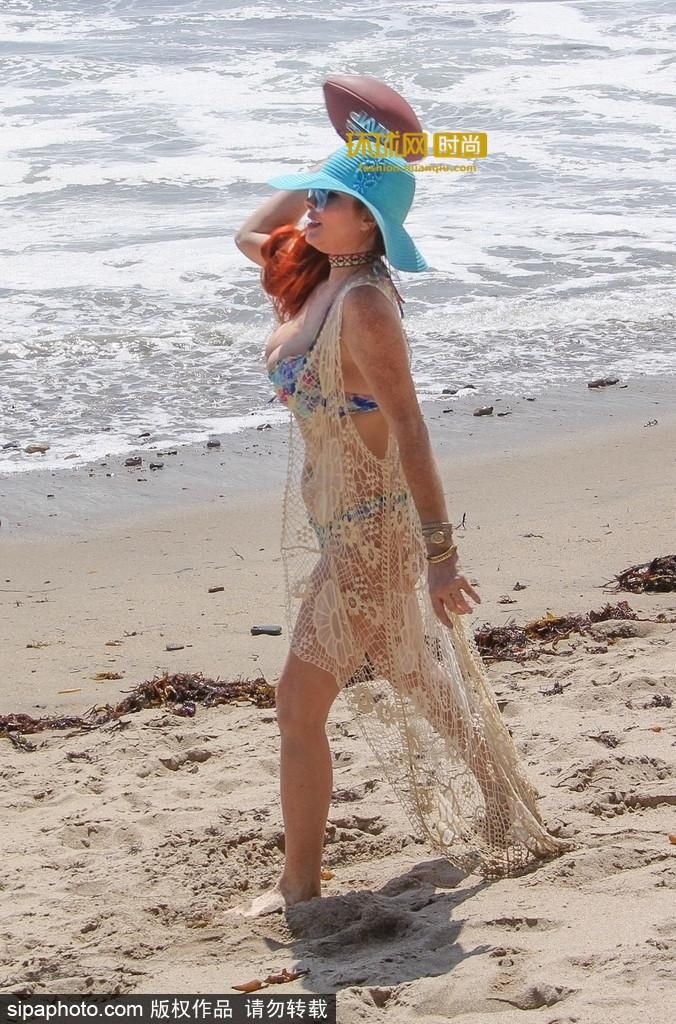 好姐妹沙滩一起大秀身材，性感加倍让人无法转移视线