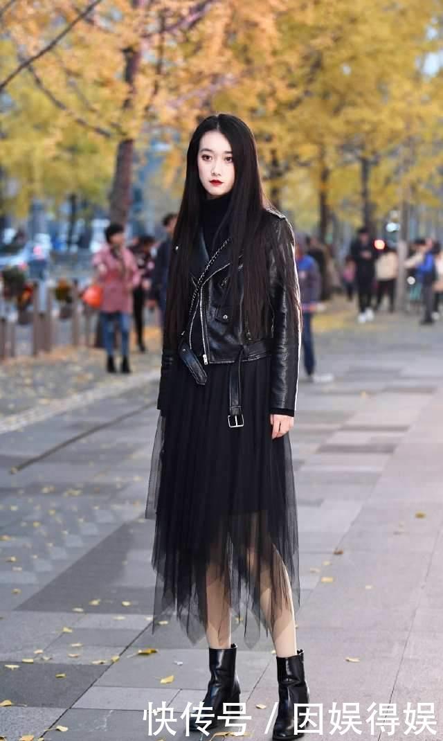 『亮眼』街拍:图3漂亮的女性穿着中式扣的刺绣棉质外套,报童帽很亮眼!