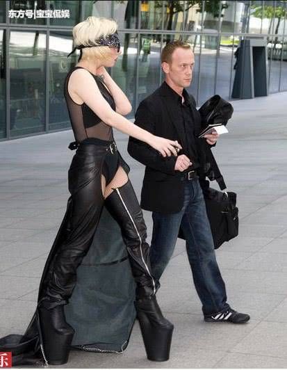 LadyGaga又作妖!化身行走的泡泡机，高跟鞋更是高出天际