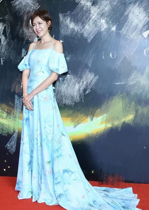  『连衣裙搭配』李艾不愧是名模出身，短发搭配吊带连衣裙现身，身材比例太出众