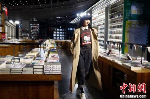  变身：书店变身秀场 直播展示新款时装设计