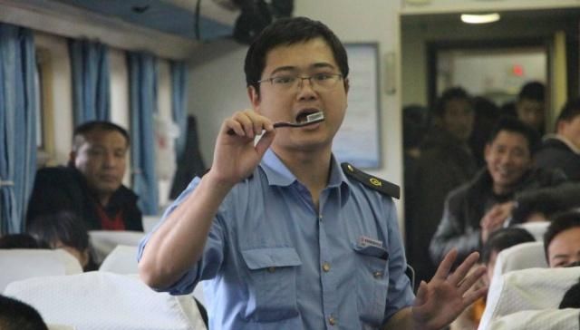  「窗帘」为何晚上乘坐火车时，乘务员会要求拉上窗帘？原因很单