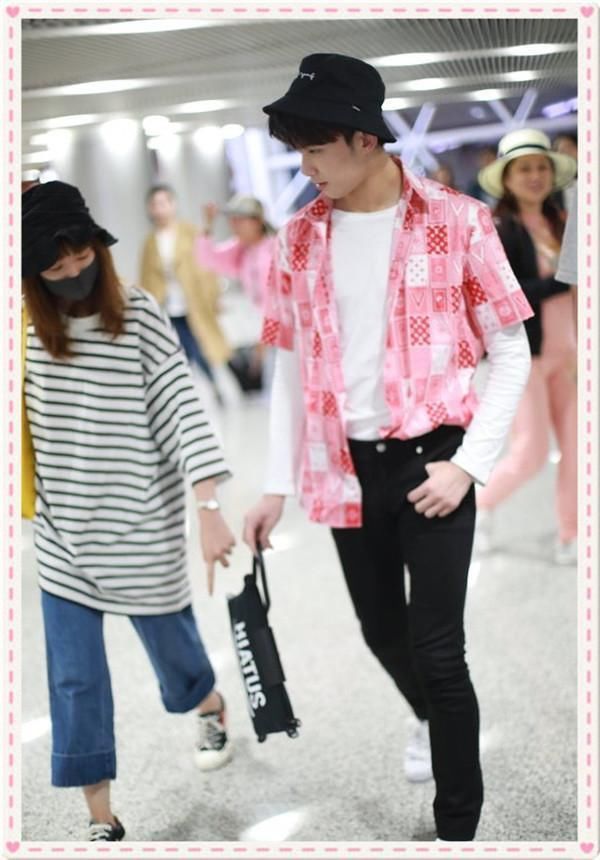 佩服井柏然！29岁穿粉衬衫竟比18岁吴磊还嫩，网友：真替倪妮可惜