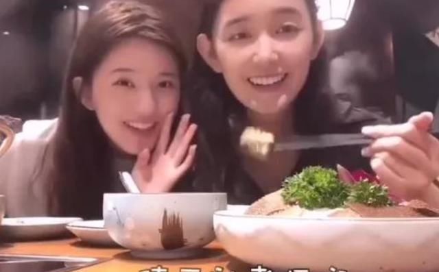 【漂亮】赵露思和蒋依依吃麻辣烫，两个人全是纯裸妆出境，果真漂亮美女只跟漂亮美女玩