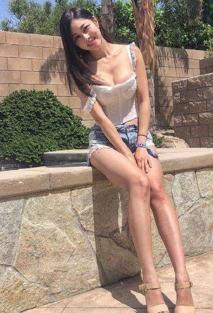 紧身打底裤：显瘦高雅的打扮，彰显别具一格的魅力，十分吸睛！