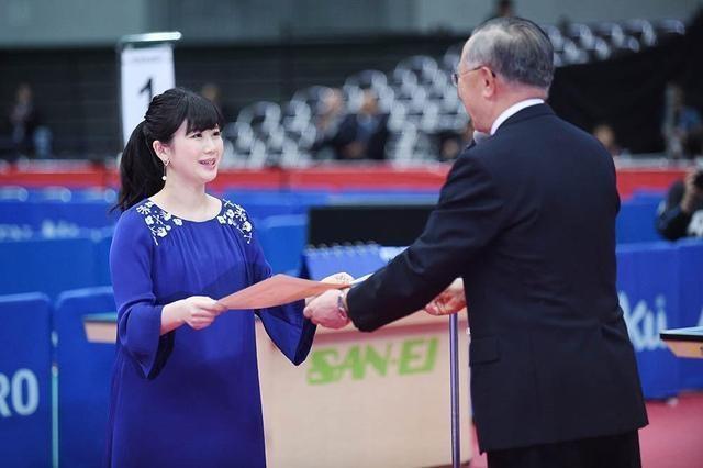 福原爱挺大肚子回日本领奖,一袭蓝色长裙温婉