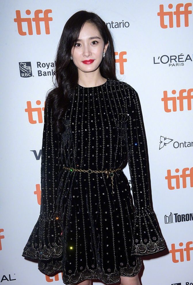 离开精修的杨幂，满脸油光大红唇老态尽显，右脸松弛比左脸大一圈