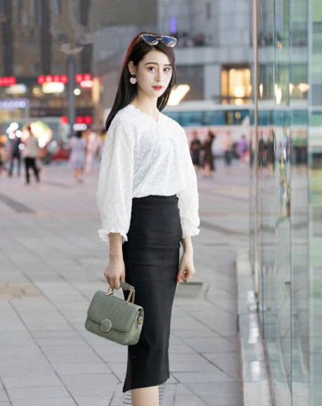 美女:街拍:长发美女身穿粉色T恤,甜美百褶裙清新又大方