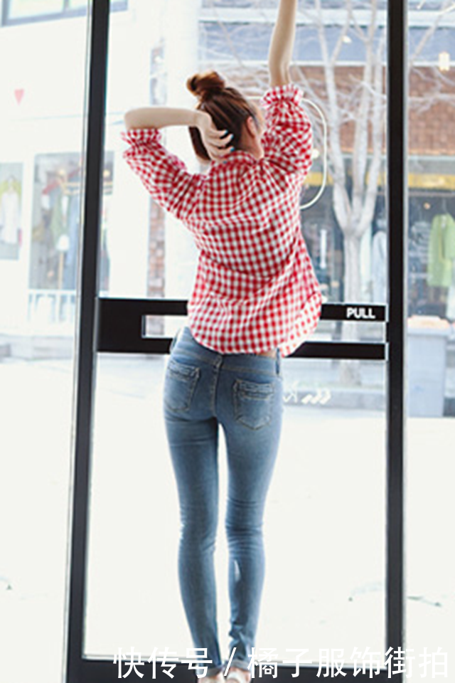 牛仔裤美女，洋气又低调，网友：靓丽！