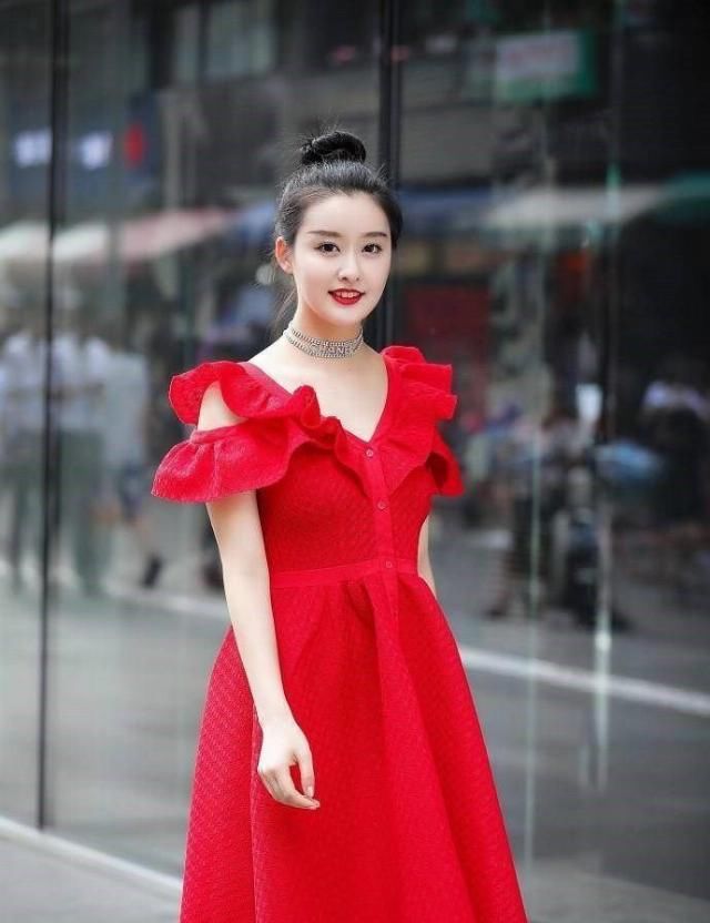 『美女』美女街拍:红色的连衣裙真的是特别漂亮,显得皮肤很白皙