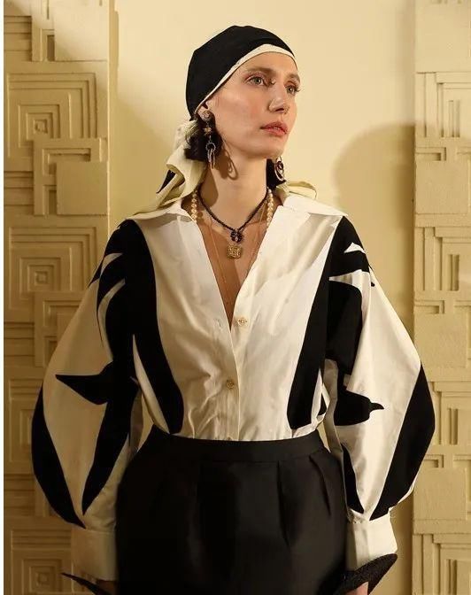 撞色拼接@作为一枚精致的女生,衣橱里需要哪些基础款的时尚单品?