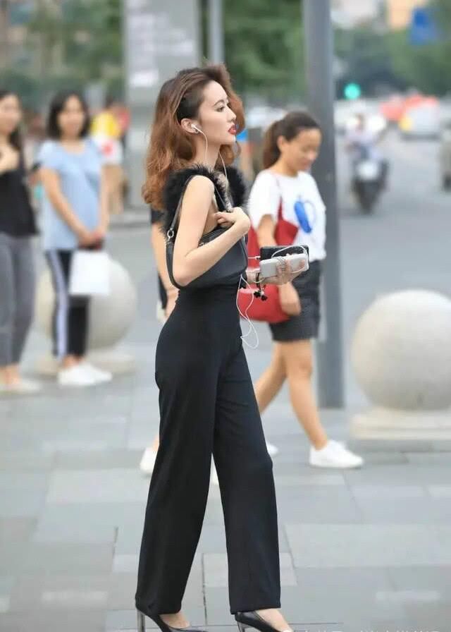  [女士]女人过了40岁，跟着穿“托腹裤”，舒适又显年轻！
