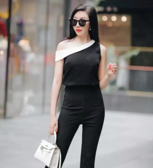 美女■头上架一副太阳镜的美女,简洁的背心搭配热裤,帅气大方很显腿长