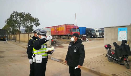 [ 交警支队责]交警当即辟谣！，听到车队驾驶员讨论“喝白酒防新冠病毒”