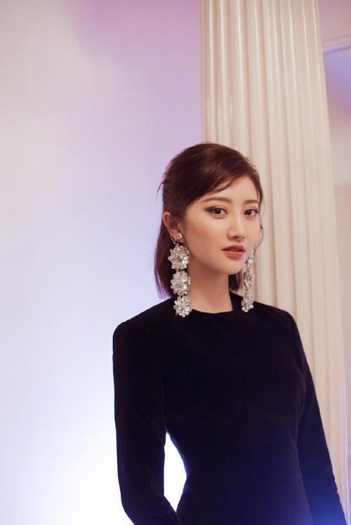 景甜纽约时装周看秀造型曝光，网友：整条街上最酷！