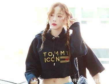 金泰妍真会玩，卫衣剪掉一半凹造型，网友直筒裤内的腿有多粗啊
