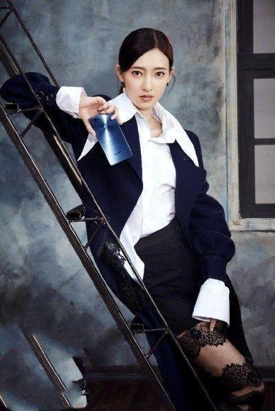 王丽坤不愧素颜女神！一袭白裙美若天仙，网友：林更新就偷着乐吧