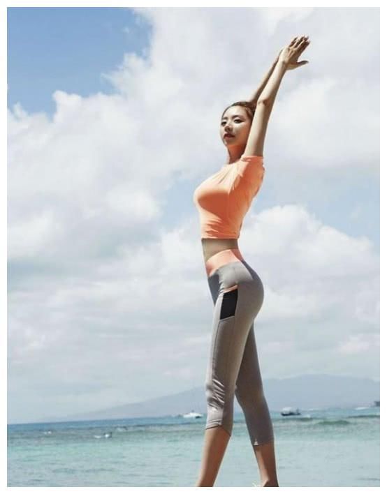 美图：性感的紧身裤展现完美身材，尽显女人味，让人一眼难忘！