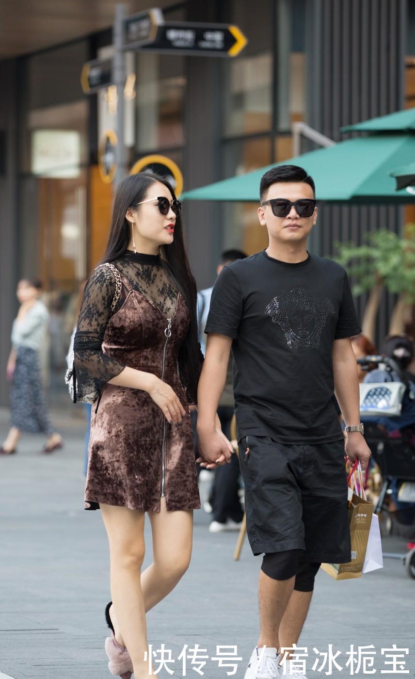 # 打电话#比出胜利的手势，笑容真甜美！，街拍：打电话的小姐姐