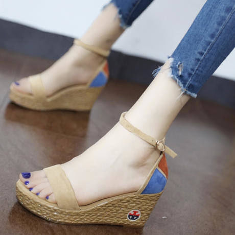 小跟凉鞋绽放优雅美丽，点缀精致生活，轻松营造女神范