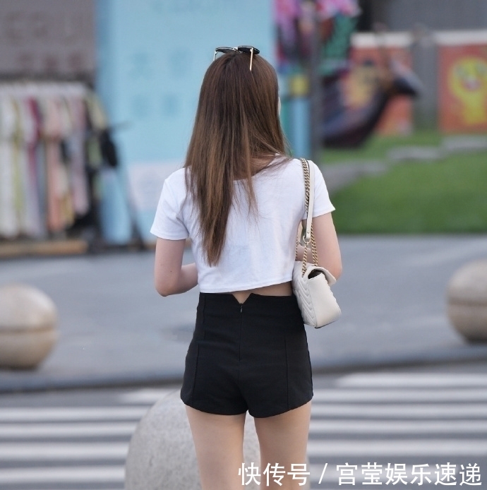 「让自己」爱美的年纪,时尚姑娘选择短裤装展现外在美