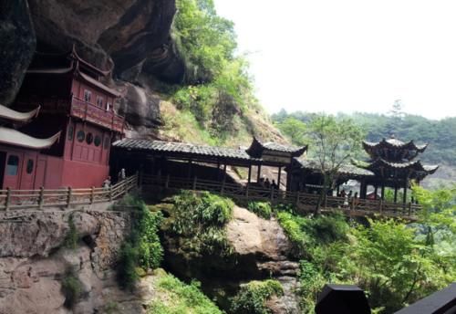 福建一千年悬空寺，仅靠一根柱子悬在半山处，全庙不费一砖一瓦！