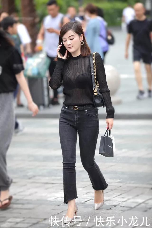  [气质]街拍：美女一双一字带的黑色高跟凉鞋，气质时尚，又带着魅力