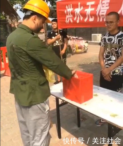 农民工来手机店被女孩瞧不起，接下来农民工的做法让人竖起大拇指