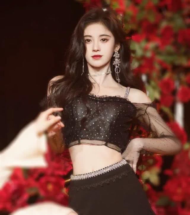  多色水钻：最近火了一种眼妆叫“心动妆”，精美水钻点缀，楚楚可怜看得心动