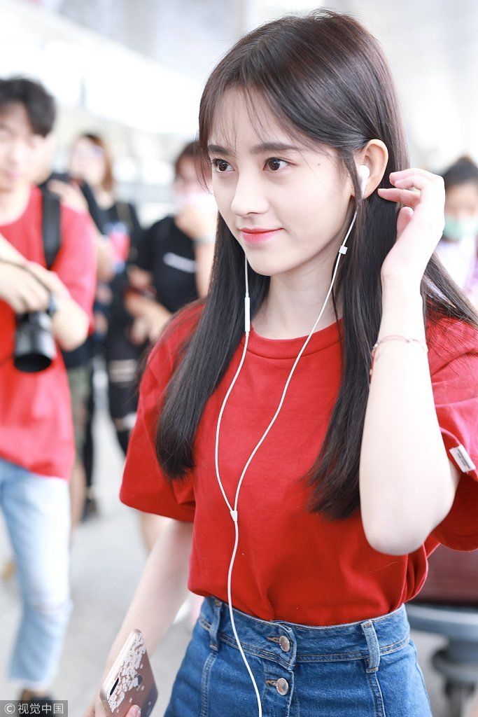 元气少女！鞠婧祎红T短裙秀娇小身材  撩发清纯范获“宅男粉”紧