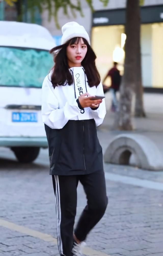  帆布鞋■匡威太会赚钱了，又新出“左脚右脚不一样”版本，晚下手就没了！