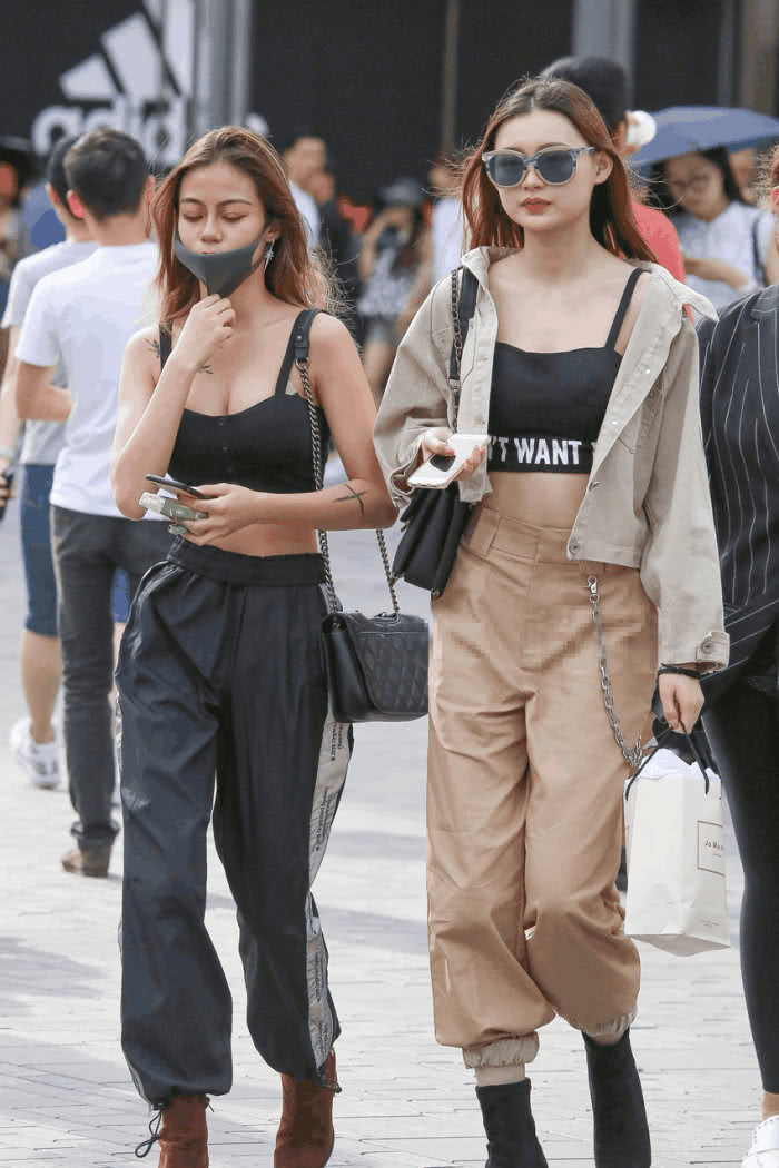 街拍美女：轻盈与清新，闺蜜们阳光下的暖心气息