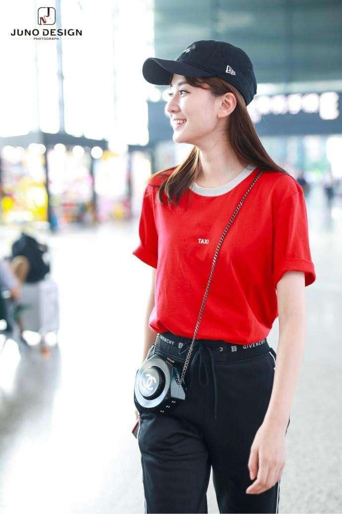 乔欣不过把T恤往裤子里塞，腰细了还不算，172的腿仿佛要戳破屏幕