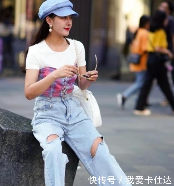 『有型』街拍美女:身材曼妙有型的紧身牛仔裤小姐姐,更显年轻靓丽!