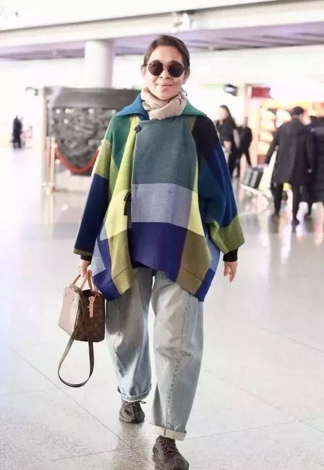  『斗篷外套』瘦了的他有多就会穿？白运动外套 格子衫文艺范儿知性优雅，加上牛仔裤子更显年轻