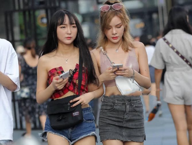 时尚街拍:身材高挑个性干练的小姐姐,穿着妩媚帅气造型很是抢眼