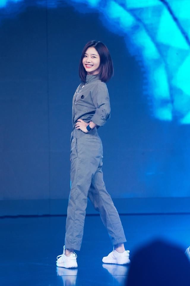 谭松韵蓝色阔腿裤配粉色T恤，28岁嫩回18岁！网友：这发型真抢镜