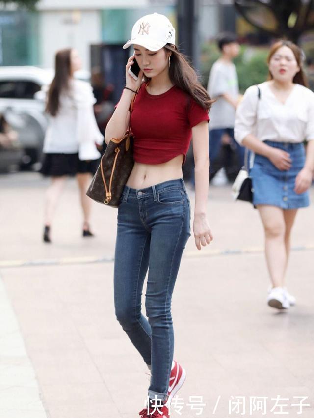「 小美女」看上去既时尚靓丽，又青春活泼，街拍：两个时尚小美女的休闲穿搭