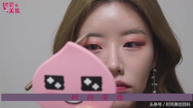 美妆教程桃色棕榈妆容，优雅气质女人