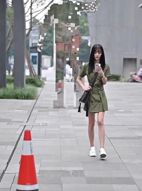  韵味|街拍：好灵动的小姐姐，颜值高灵动出众，简单时尚别有一番韵味！