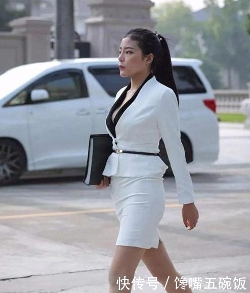 线条■街拍美女,线条很饱满,凸显好身材让人羡慕！
