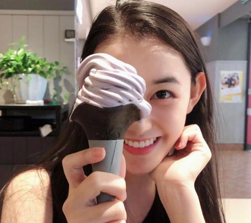 鞠婧祎卸妆后打82分，张雪迎卸妆后打96分，她打满分都嫌少！